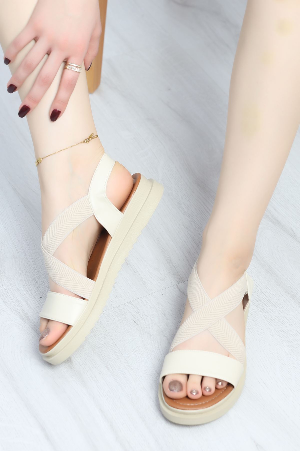 Bantlı Sandalet Bej - 19779.264.