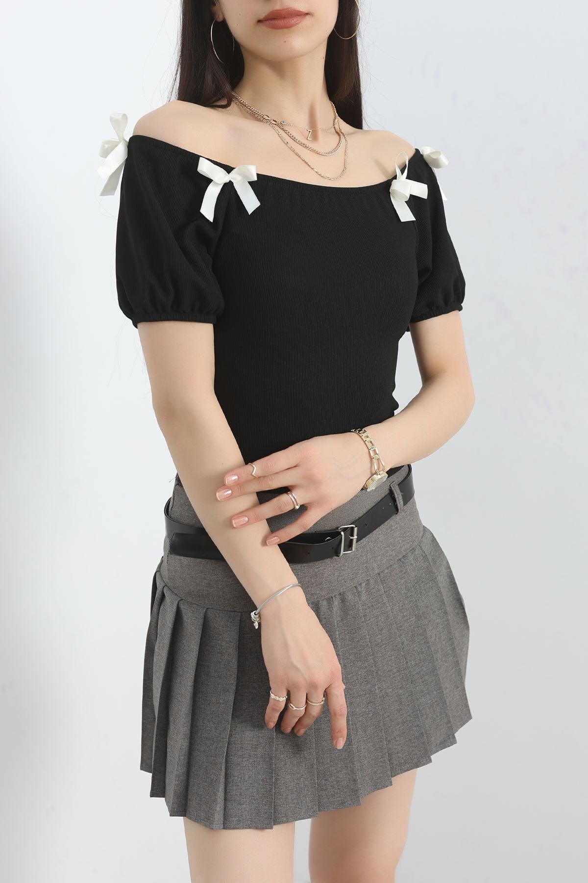 Fiyonk Detaylı Madonna Yaka Bluz Siyah - 40289.224.