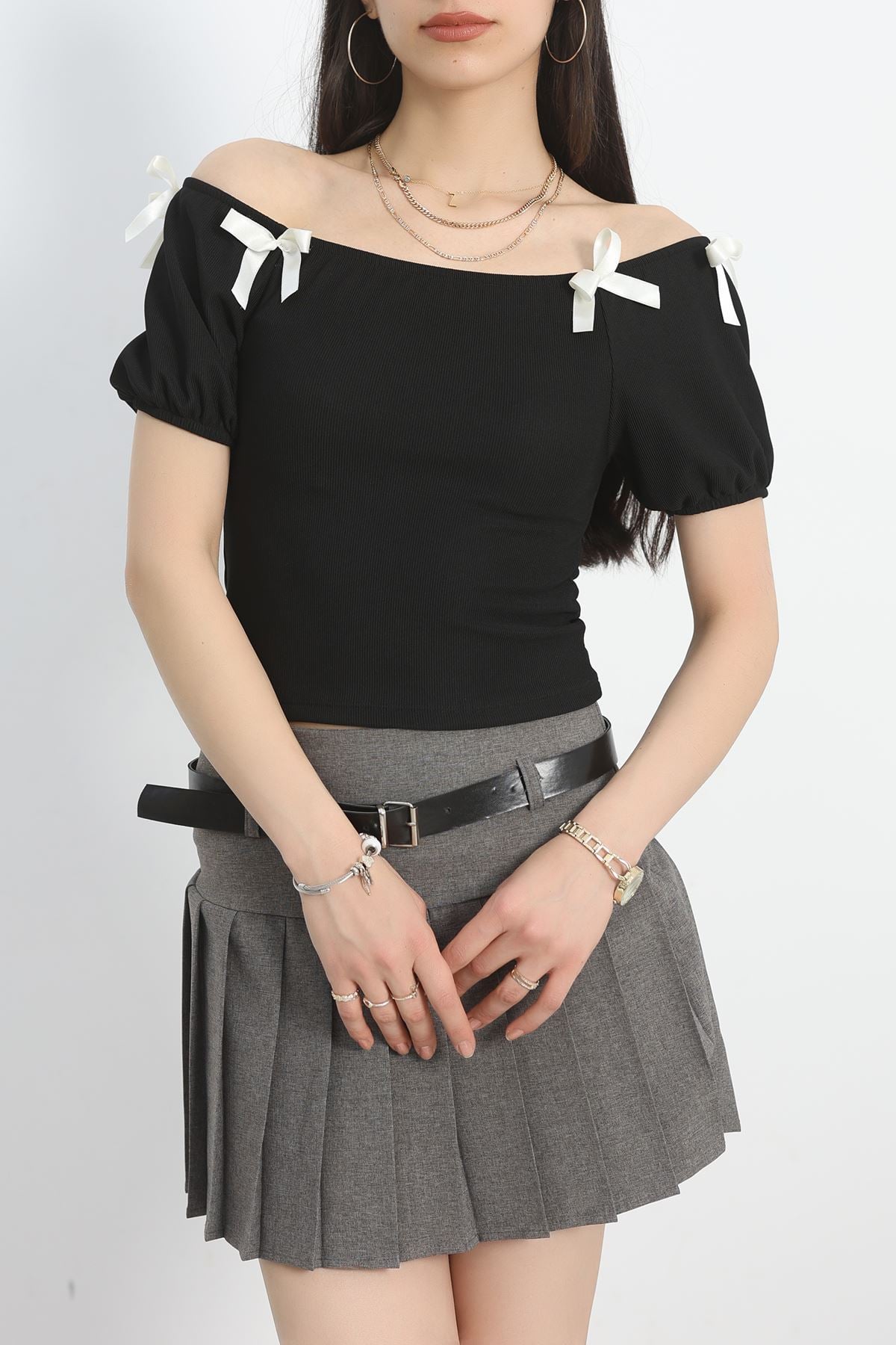 Fiyonk Detaylı Madonna Yaka Bluz Siyah - 40289.224.