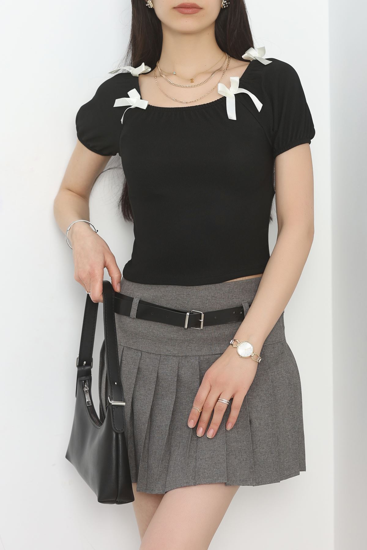 Fiyonk Detaylı Madonna Yaka Bluz Siyah - 40289.224.