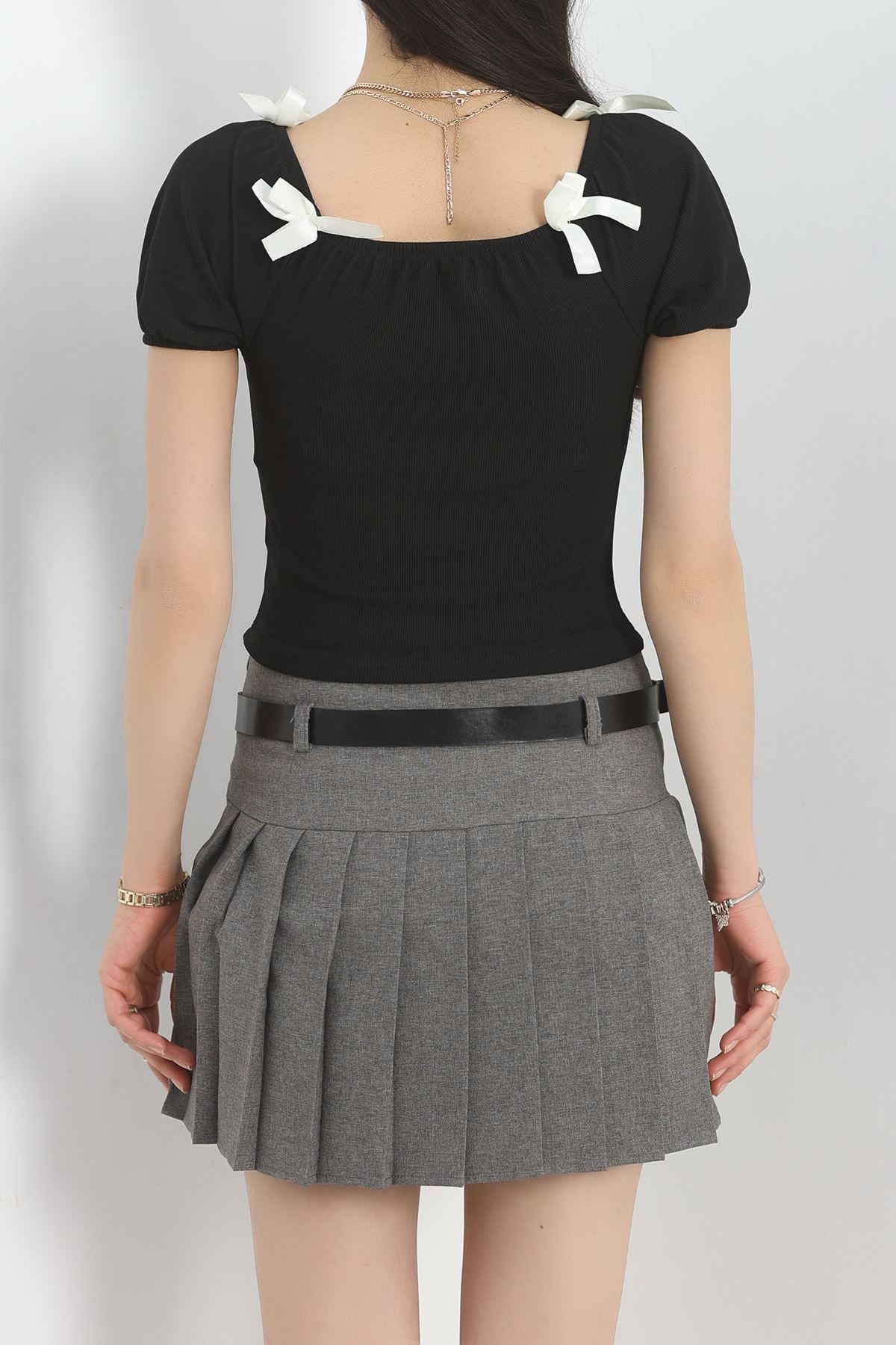 Fiyonk Detaylı Madonna Yaka Bluz Siyah - 40289.224.