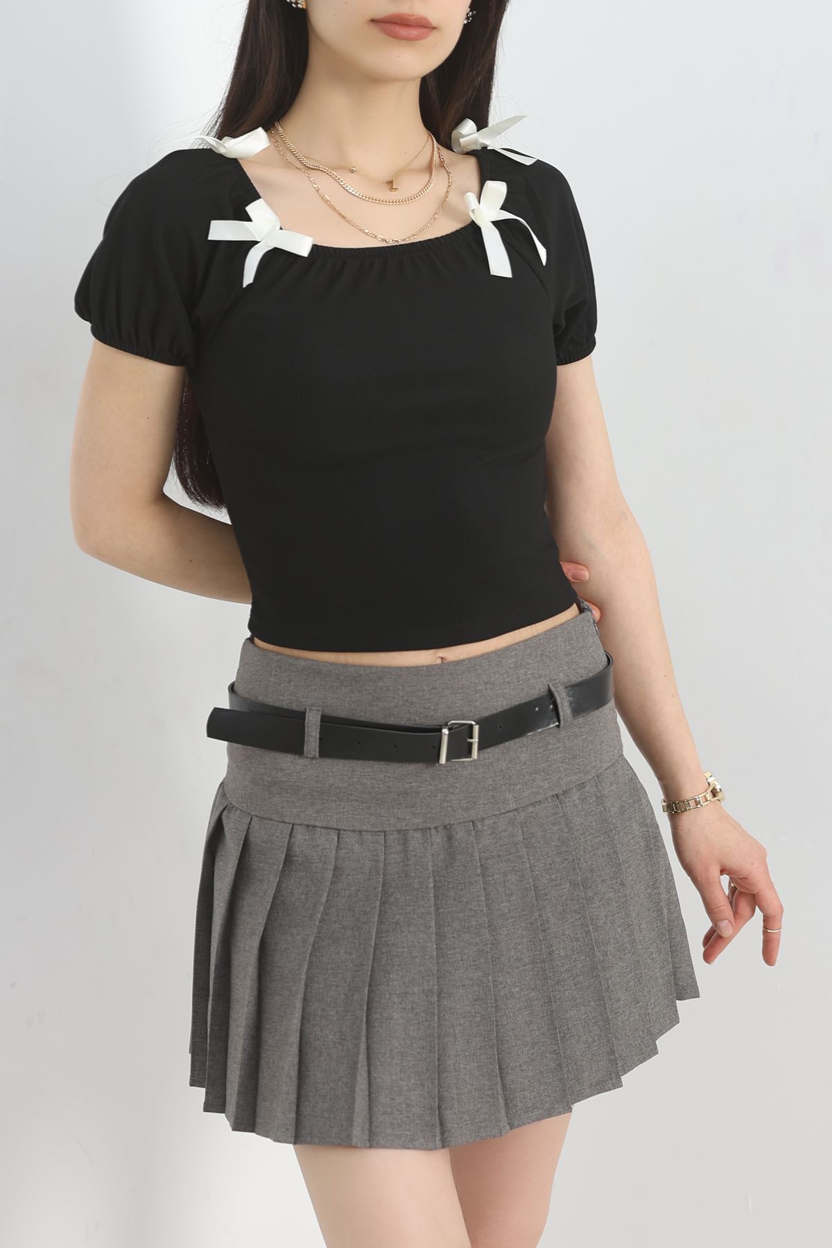 Fiyonk Detaylı Madonna Yaka Bluz Siyah - 40289.224.