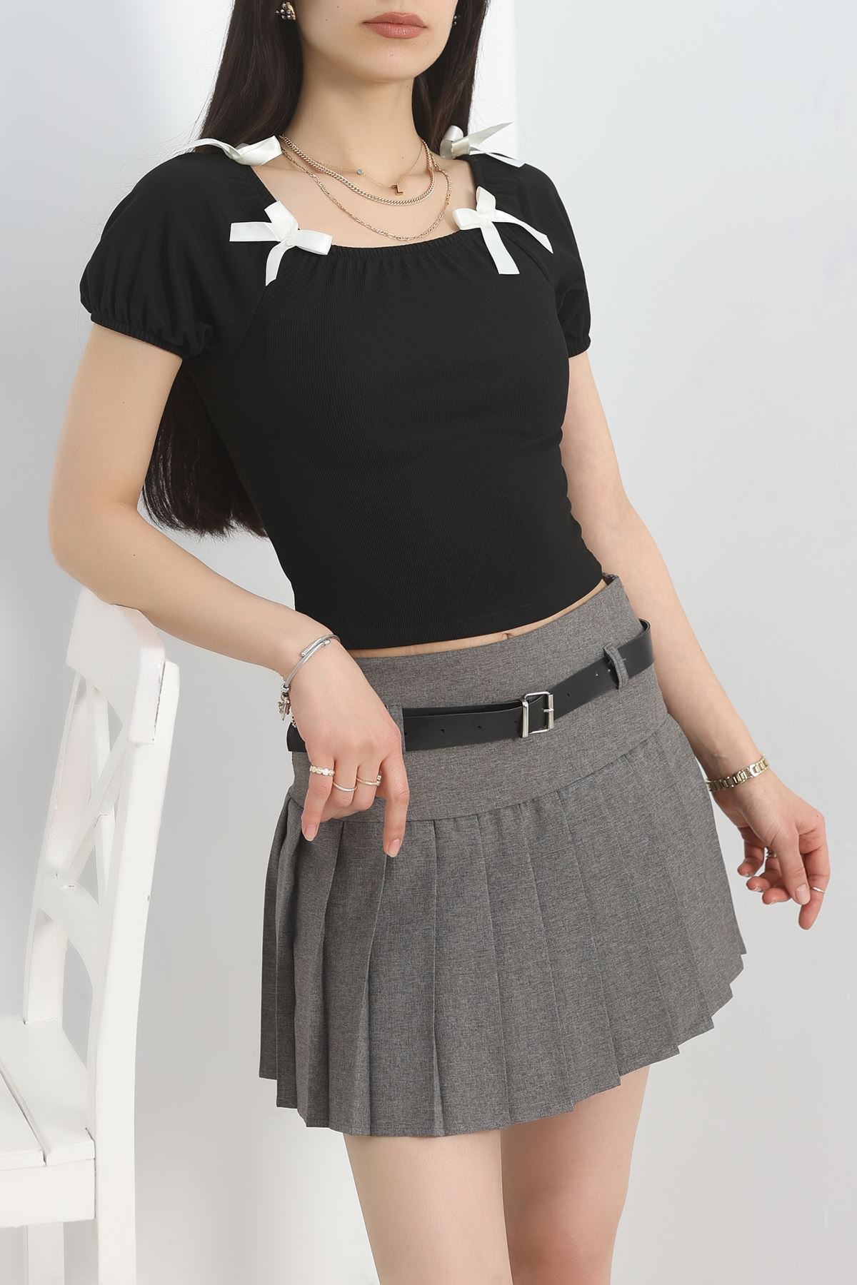 Fiyonk Detaylı Madonna Yaka Bluz Siyah - 40289.224.