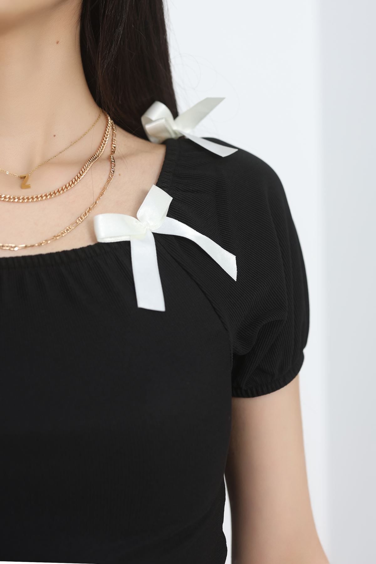 Fiyonk Detaylı Madonna Yaka Bluz Siyah - 40289.224.