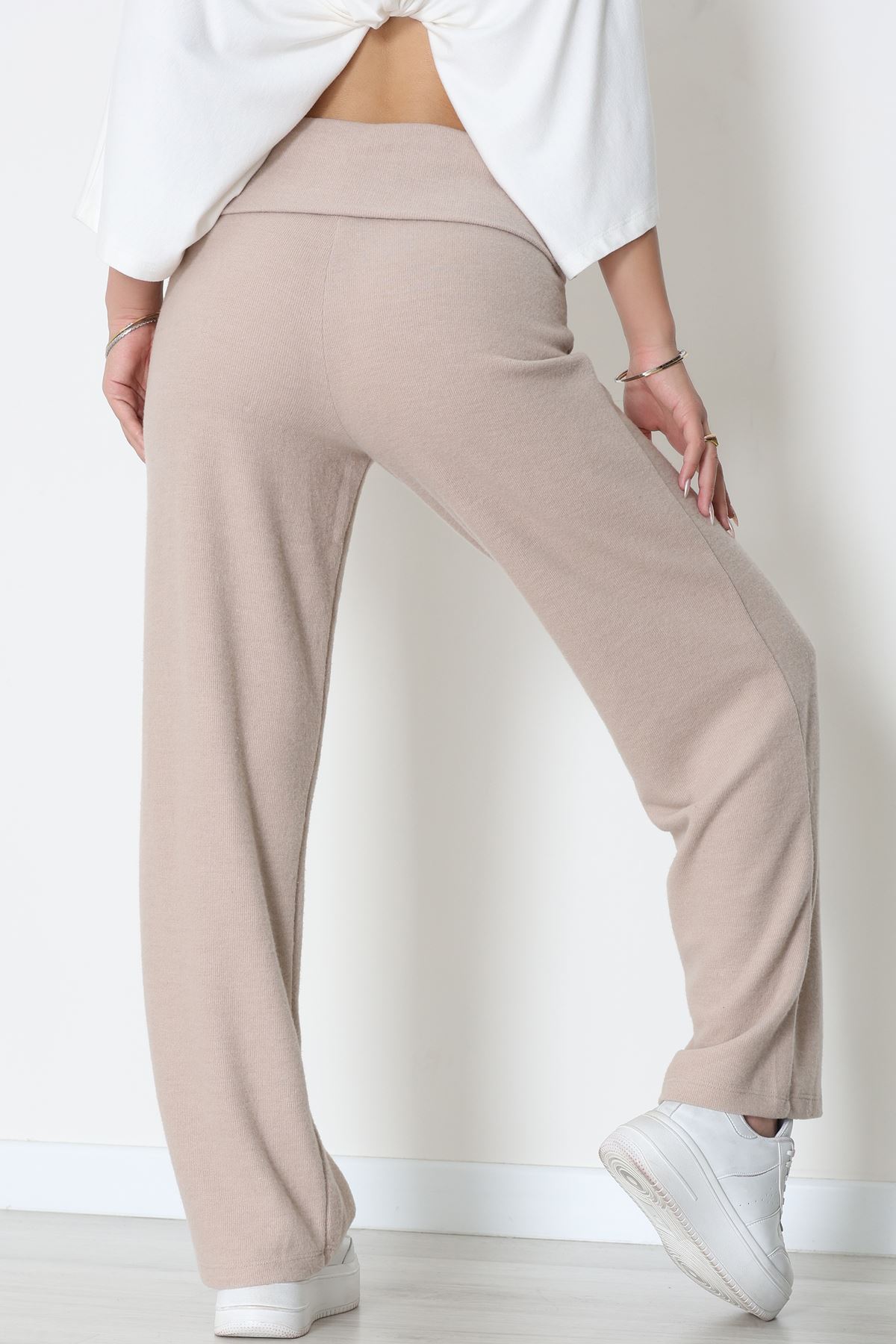 Yumoş Kumaş Beli Katlamalı Pantolon Latte - 51097.2114.