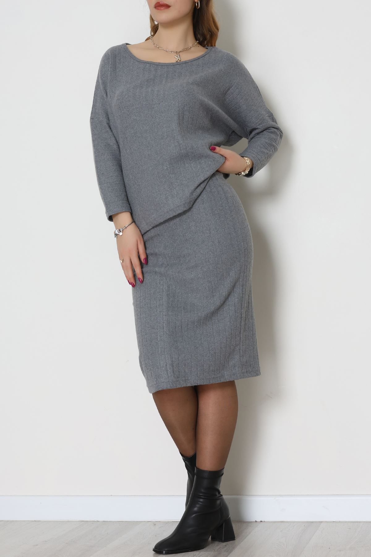 Kaşkorse Kumaş Omuz Düşümlü Midi Boy Etekli Takım Gri - 42800.1567.