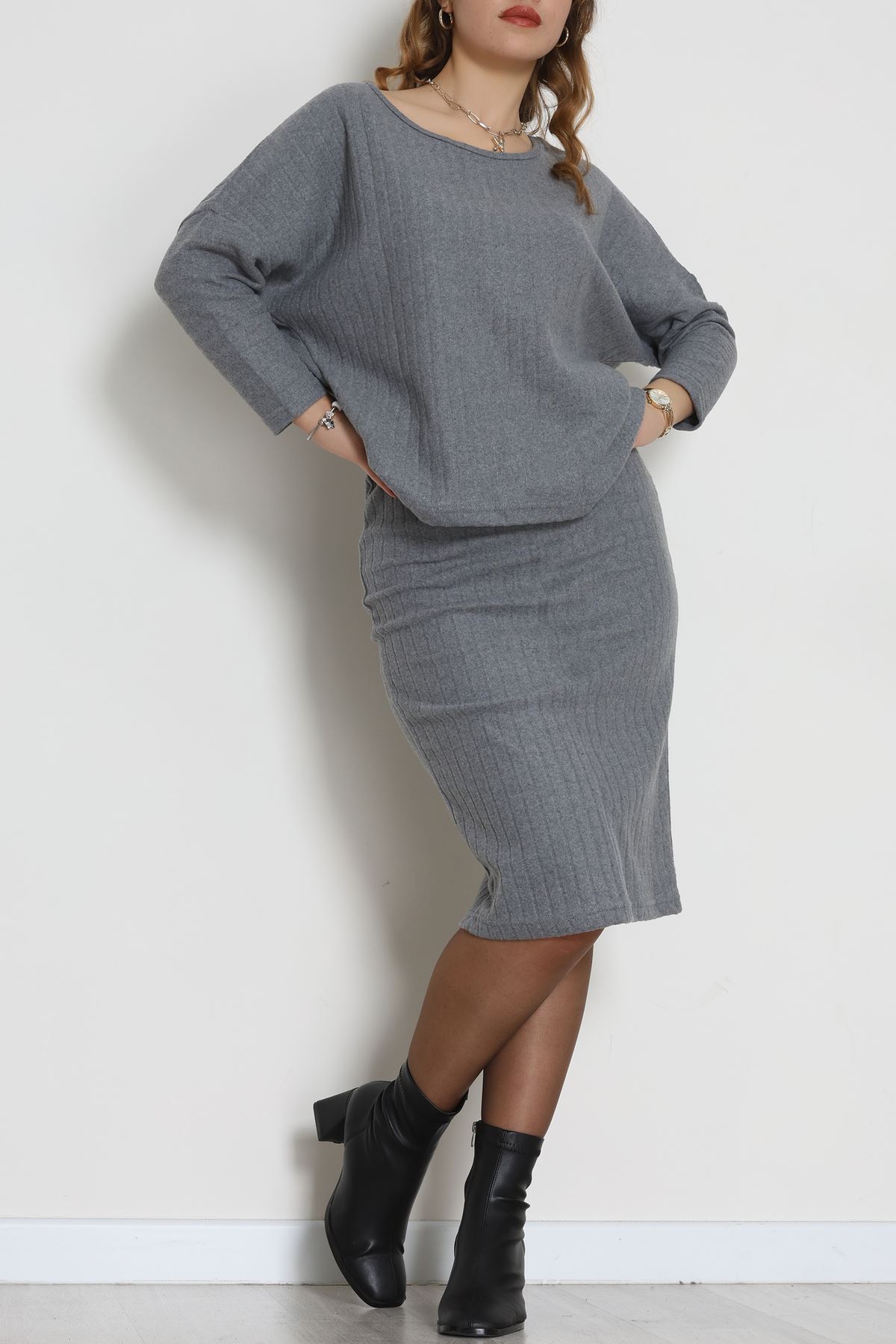 Kaşkorse Kumaş Omuz Düşümlü Midi Boy Etekli Takım Gri - 42800.1567.