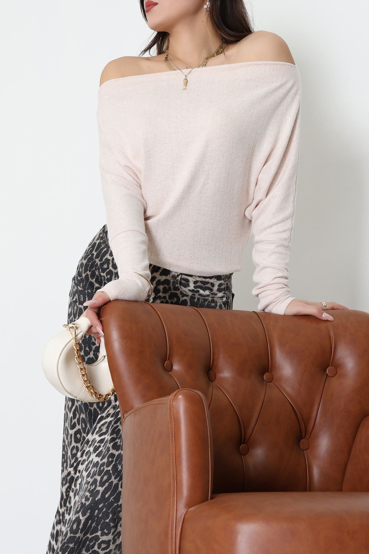 Yumoş Kumaş Kayık Yaka Omuz Düşümlü Bluz Bej - 31706.2114.