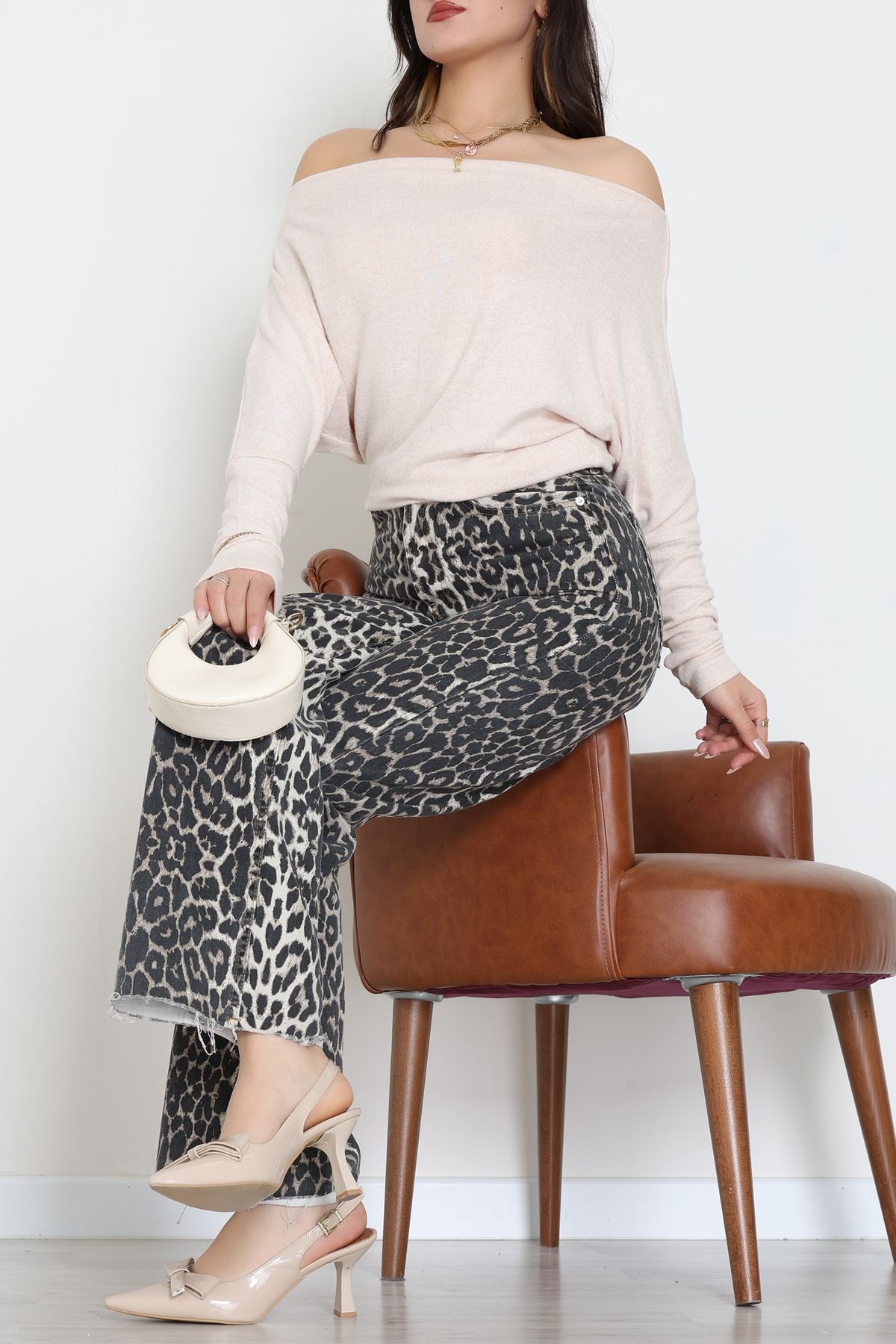 Yumoş Kumaş Kayık Yaka Omuz Düşümlü Bluz Bej - 31706.2114.