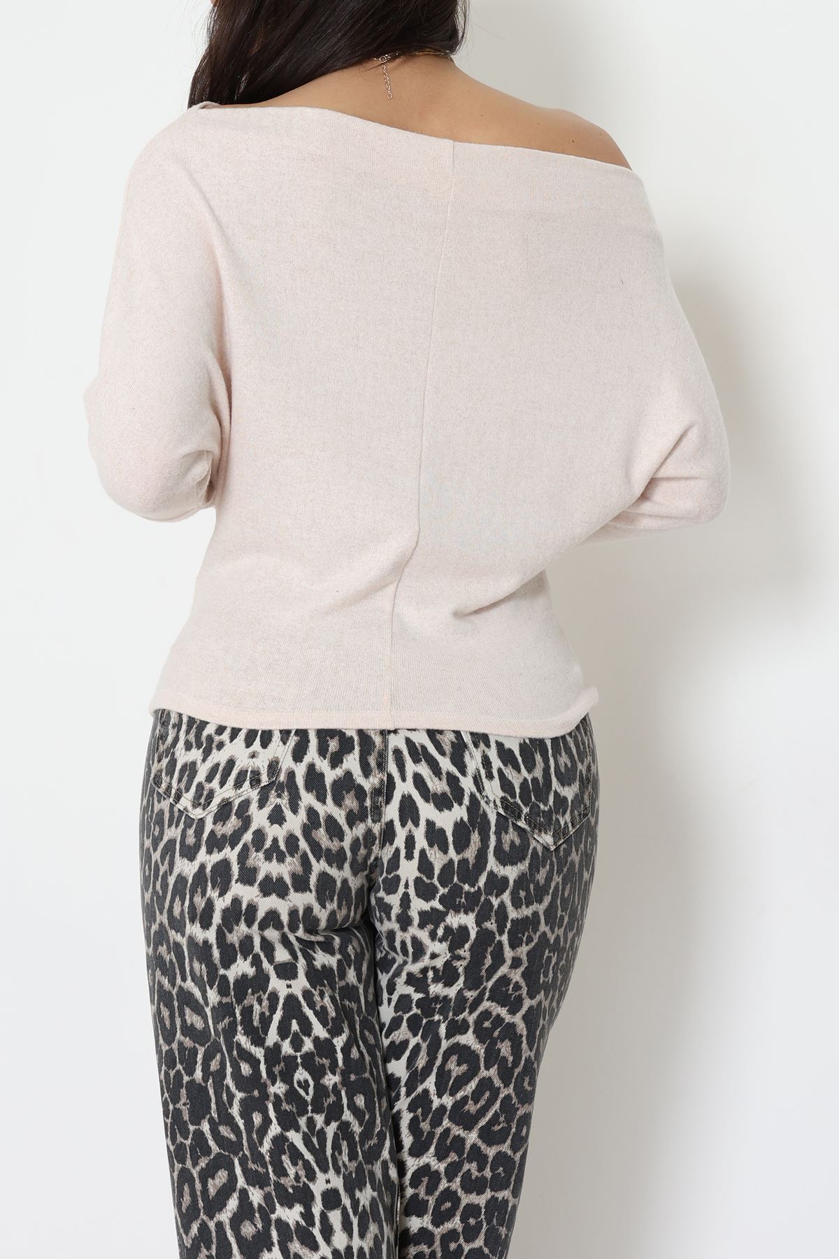 Yumoş Kumaş Kayık Yaka Omuz Düşümlü Bluz Bej - 31706.2114.