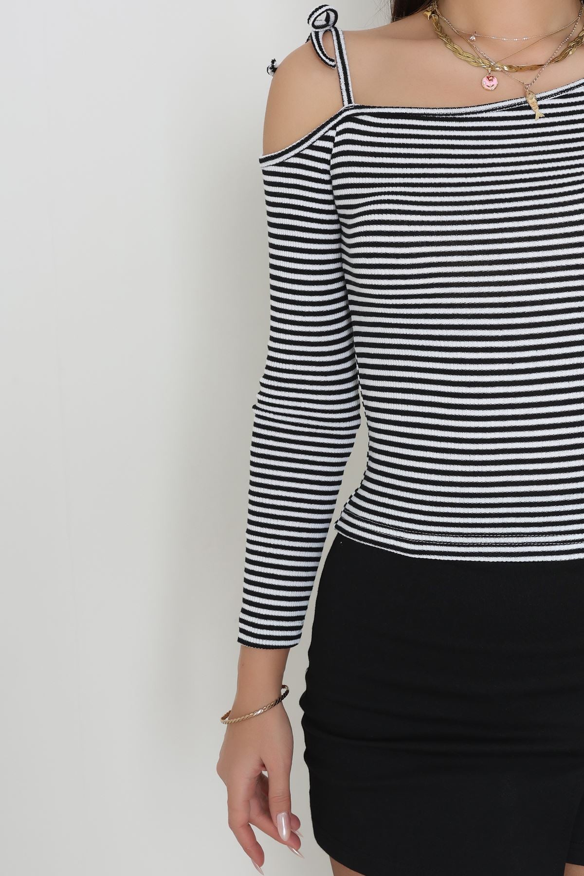 Tek Omuz Detaylı Likralı Kaşkorse Bluz Siyahbeyaz - 51091.1567.