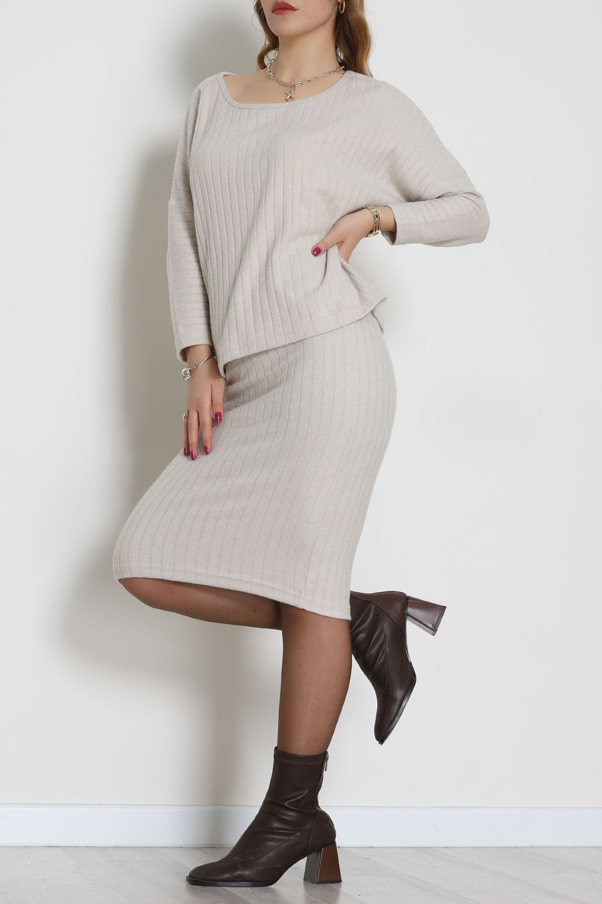 Kaşkorse Kumaş Omuz Düşümlü Midi Boy Etekli Takım Bej - 42800.1567.