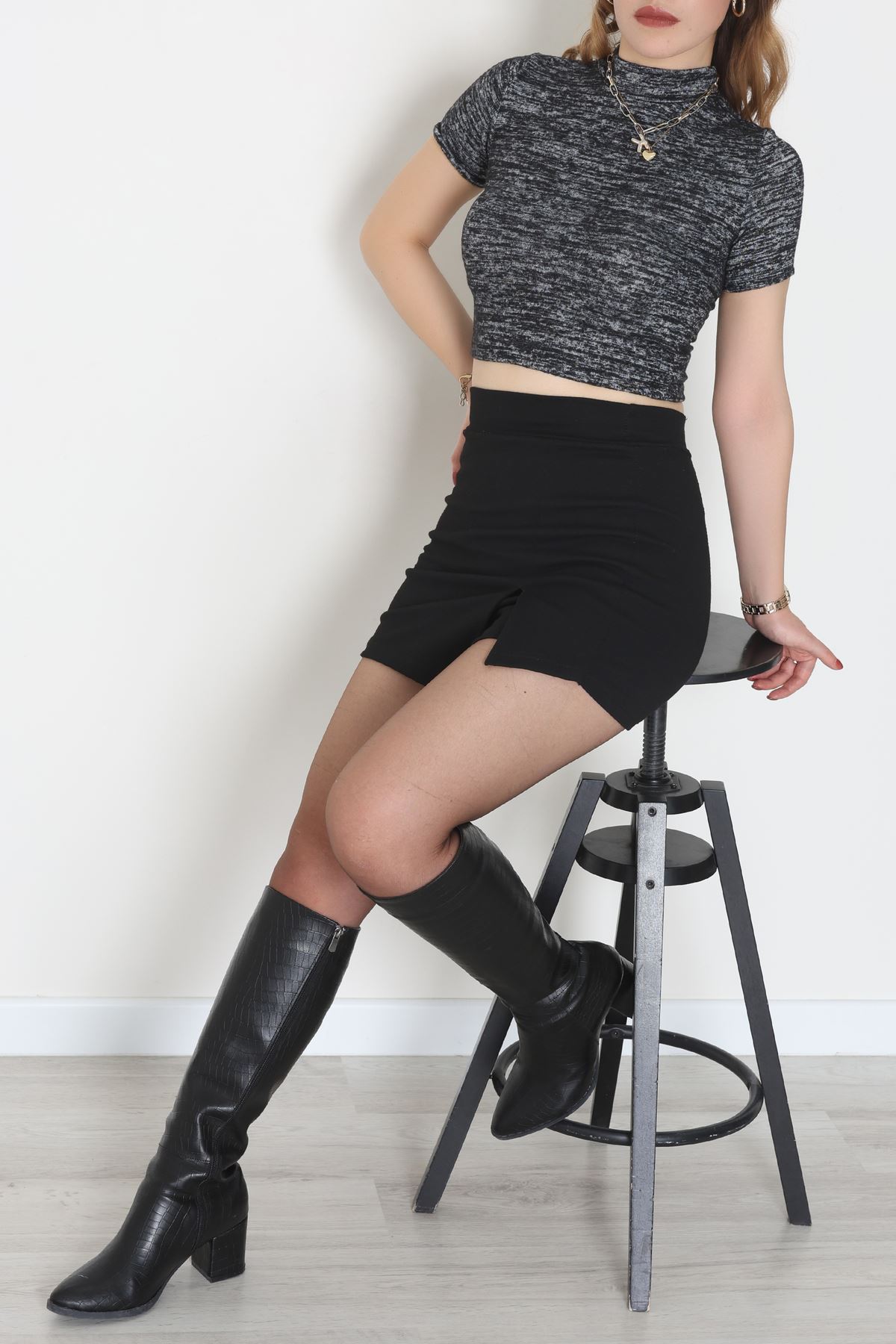 Dik Yaka Kısa Kol Yumoş Body Siyahfüme - 50213.1723.