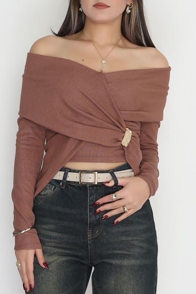 İthal Krep Madonna Yaka Aksesuarlı Bluz Açıkkahve - 70869.148.